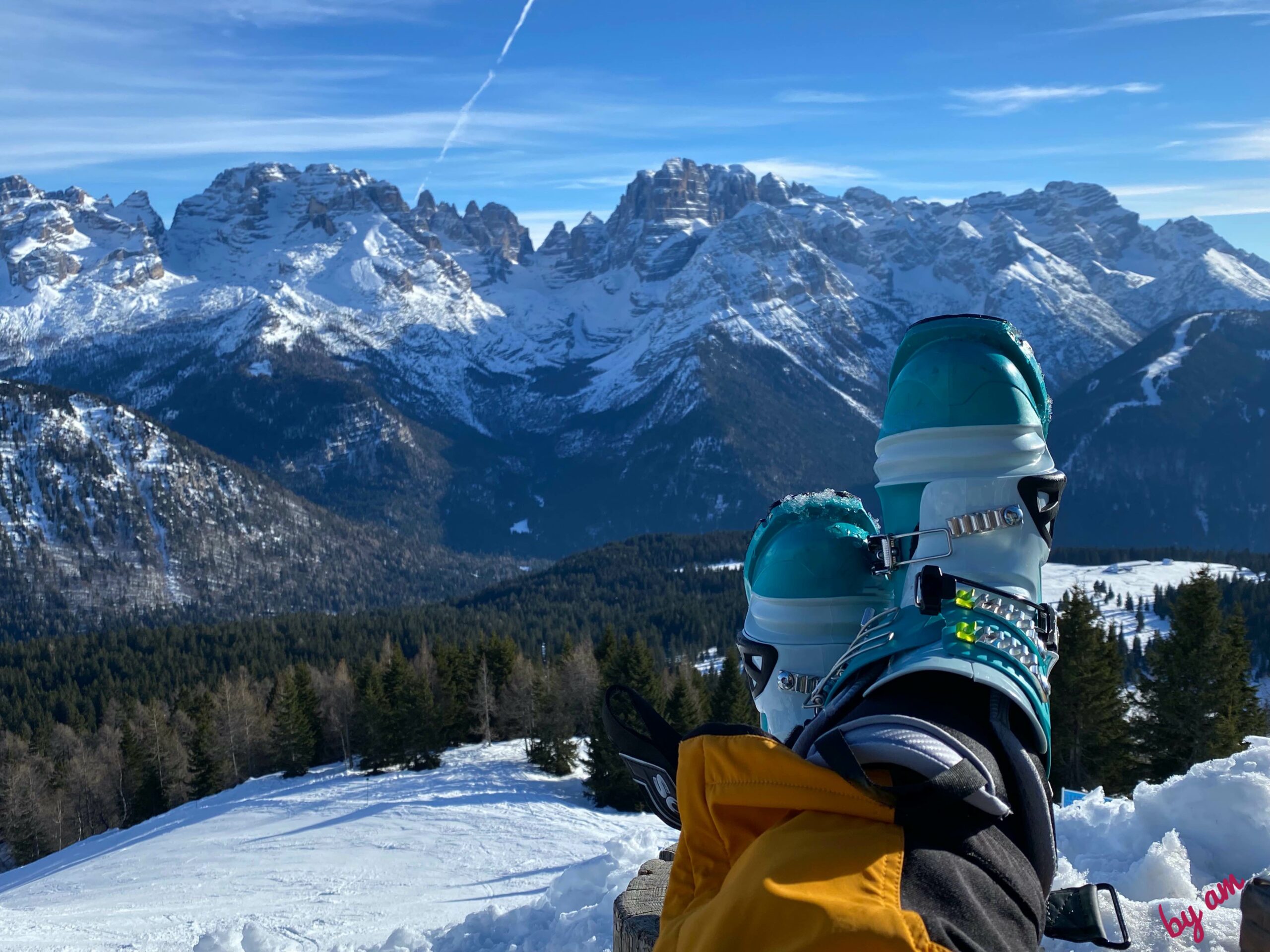 Buon Natale dal Rifugio 5 Laghi di Madonna di Campiglio con vista sulle Dolomiti del Brenta