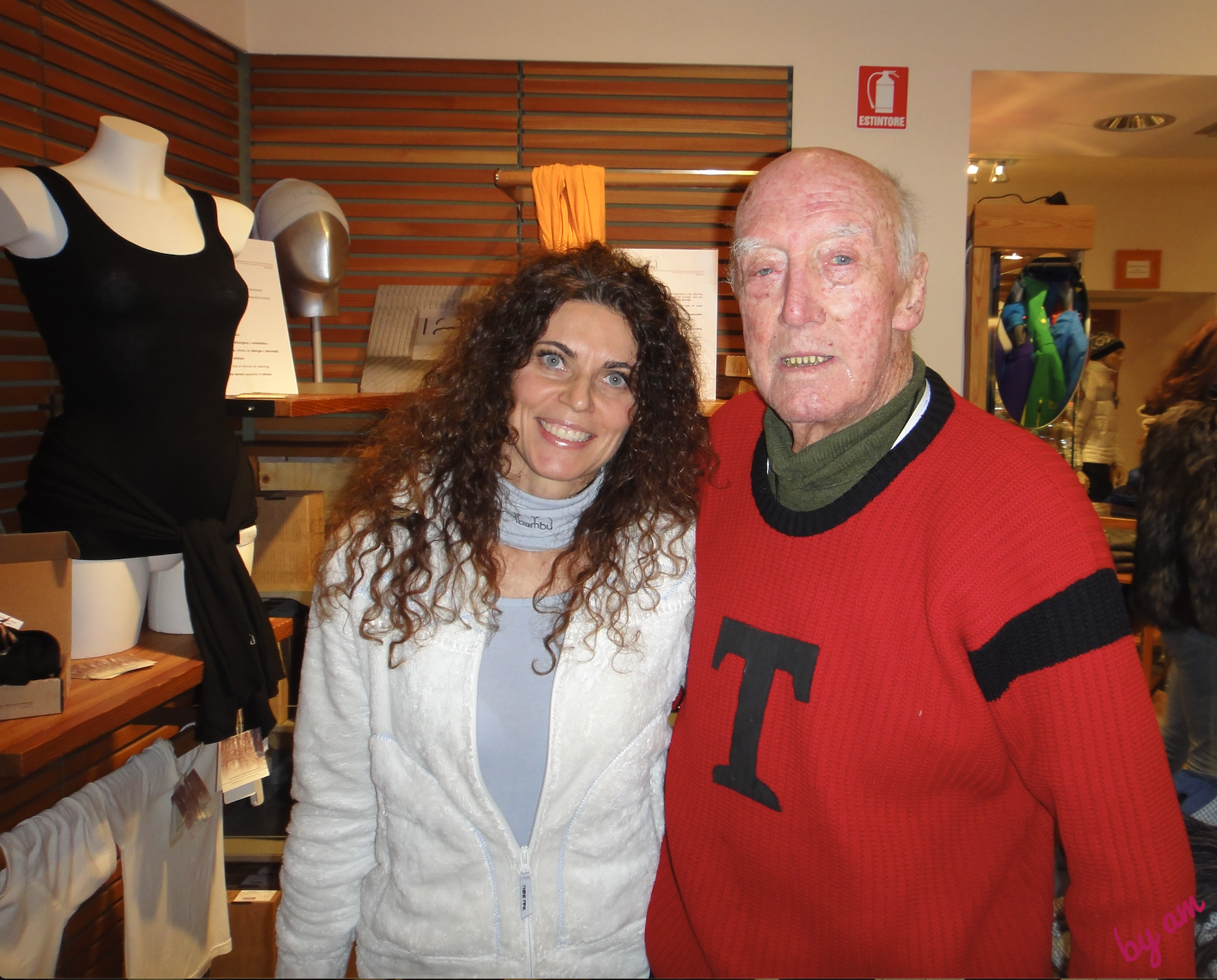 foto di Rolly Marchi e Angela Maria Marchetti in negozio a Cortina d'Ampezzo